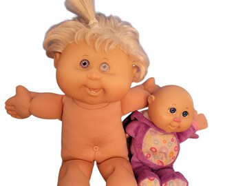 Bebé y conejo muy queridos