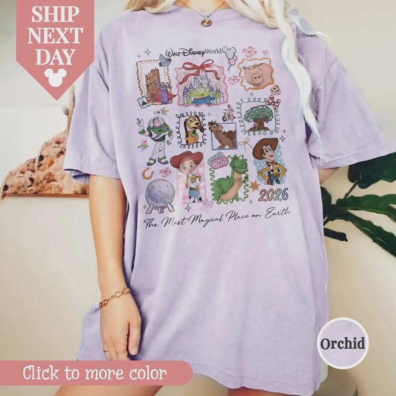 Camiseta de Toy Story de Walt Disney World con colores cómodos, viaje de vacaciones familiares 2026, camiseta de Woody y Buzz Lightyear, camiseta del Castillo Mágico de Coquette Bow imagen 3