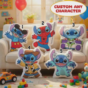Puede incluir: Cinco cojines de peluche con Stitch en varios disfraces, incluyendo Mickey Mouse, Spider-Man, Buzz Lightyear, un vaquero y una versi&oacute;n turquesa. El texto "CUSTOM ANY CHARACTER" est&aacute; sobre los cojines.