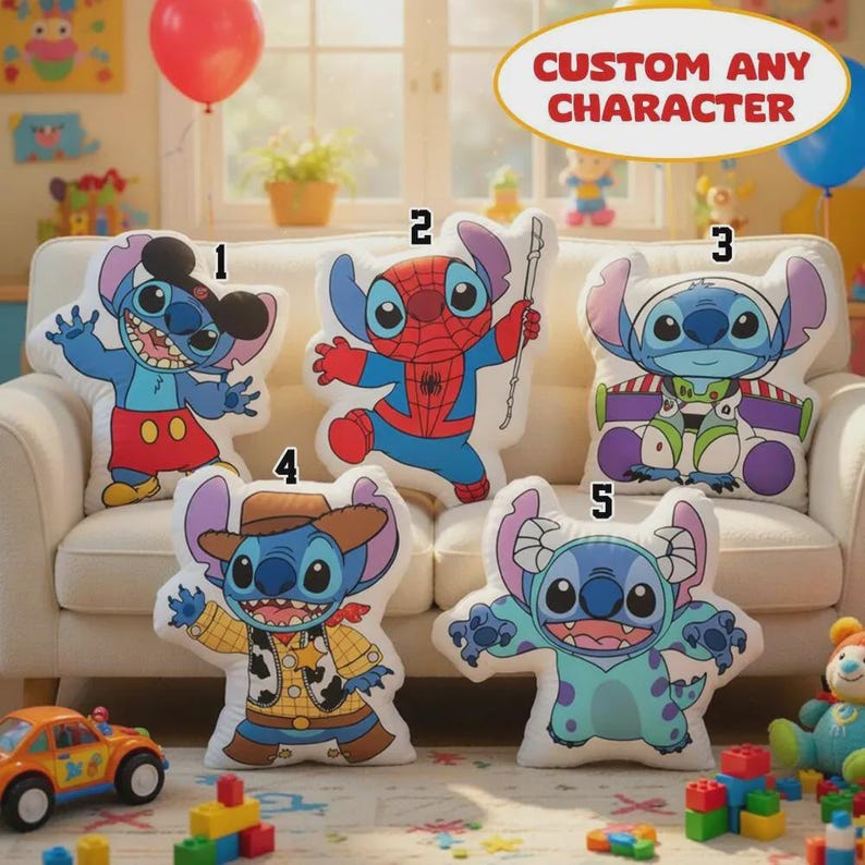 Puede incluir: Cinco cojines de peluche con Stitch en varios disfraces, incluyendo Mickey Mouse, Spider-Man, Buzz Lightyear, un vaquero y una versi&oacute;n turquesa. El texto "CUSTOM ANY CHARACTER" est&aacute; sobre los cojines.