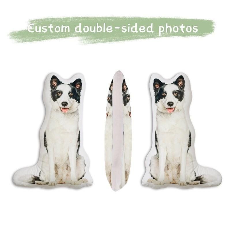 Puede incluir: Tres cojines personalizados con forma de perro de doble cara. Los cojines presentan un perro blanco y negro con una expresi&oacute;n sonriente. El texto "custom double-sided photos" est&aacute; encima de los cojines.