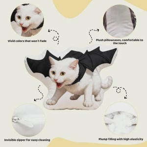 Puede incluir: Un gato blanco con un collar de alas de murci&eacute;lago negro, sobre una almohada blanca. La almohada tiene una cremallera invisible y est&aacute; rellena de un material voluminoso y de alta elasticidad. La imagen tambi&eacute;n muestra un primer plano de la funda de almohada y el texto "Vivid colors that won't fade".