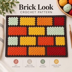Könnte beinhalten: Ein rechteckiges Häkelstück mit einem ziegelartigen Muster in Rot-, Orange-, Gelb- und Hellgrüntönen, umrandet in Dunkelbraun. Der Text Brick Look CROCHET PATTERN steht darüber, ergänzt durch Symbole für PDF, schriftliche Anleitungen und Fotos.