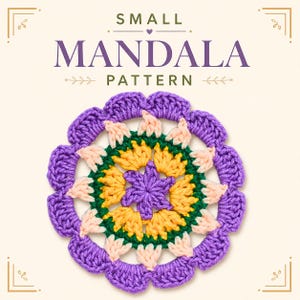 Könnte beinhalten: Ein farbenfrohes, gehäkeltes Mandala-Muster in kreisförmigem Design. Das Mandala zeigt ein zentrales Sternmuster in Lila, Gelb und Grün, umgeben von pfirsichfarbenen Blütenblättern und einem gewellten Rand in Lila. Der Text "SMALL MANDALA PATTERN" steht oben.