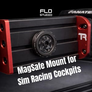 Op de afbeelding: Zwarte en rode MagSafe-houder voor sim racing cockpits. De houder heeft een zwarte basis met rode accenten en de tekst "MagSafe Mount for Sim Racing Cockpits". De afbeelding bevat ook het "FLO STUDIO" logo.