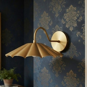 Aplique de pared Gold Fan, moderno, de latón, para interiores, ideal para dormitorio, sala de estar o pasillo. Lámpara decorativa minimalista, elegante y contemporánea.