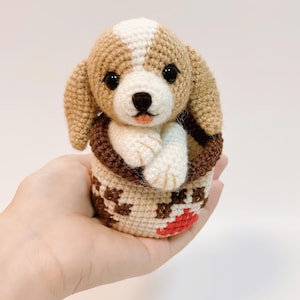 Hondenhaakpatroon pdf | Amigurumi-sleutelhanger hond in mandje (digitale download)