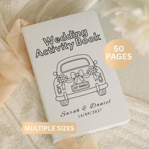 Puede incluir: Un libro de actividades de boda blanco con el texto "Wedding Activity Book" y un dibujo lineal de un coche adornado con flores y un lazo. El libro tiene 50 páginas y está personalizado con los nombres Sarah & Daniel y la fecha 14/09/2027. Múltiples tamaños disponibles.