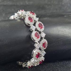 Bracciale da sposa da donna in argento sterling 925 con rubino ovale simulato e bracciale tennis con charm placcato oro bianco 14 carati