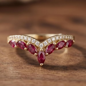 Anillo de rubí de oro macizo de 14k, delicado anillo apilable, banda de rubí talla marquesa, anillo apilable único, anillo de media eternidad, regalo para mujer, banda de moissanita