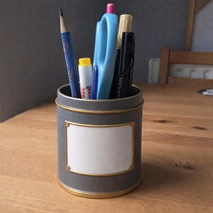 Puede incluir: Un juego de tres tazas de cerámica con un acabado mate moteado. Las tazas son de color crema, gris claro y gris oscuro. Cada taza tiene un diseño simple y minimalista y un asa redondeada.