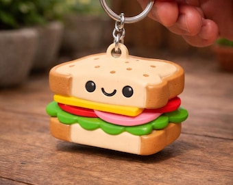 Malowany ręcznie brelok w kształcie miniaturowej kanapki | Uroczy brelok z nadrukiem 3D z motywem jedzenia | Unikalny dodatek estetyczny do torby na lunch | Pojedynczy prezent na przekąskę od rzemieślnika