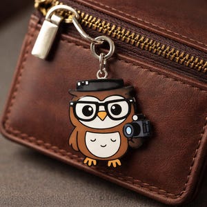 Llavero de búho director, regalo único para cineastas impreso en 3D, accesorio de cine pintado a mano