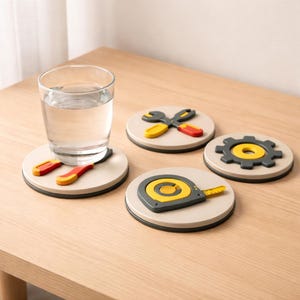Juego de 4 posavasos impresos en 3D con diseño de herramientas de ingeniería para la decoración de escritorios técnicos, posavasos con símbolos mecánicos pintados a mano para la utilidad del espacio de trabajo.