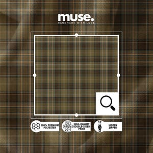 Puede incluir: Primer plano de una tela a cuadros en tonos marr&oacute;n, verde y beige. La tela est&aacute; etiquetada como 100% poli&eacute;ster premium, con una impresi&oacute;n de doble cara de alta calidad y una cremallera oculta. La marca "muse." se muestra en la parte superior.
