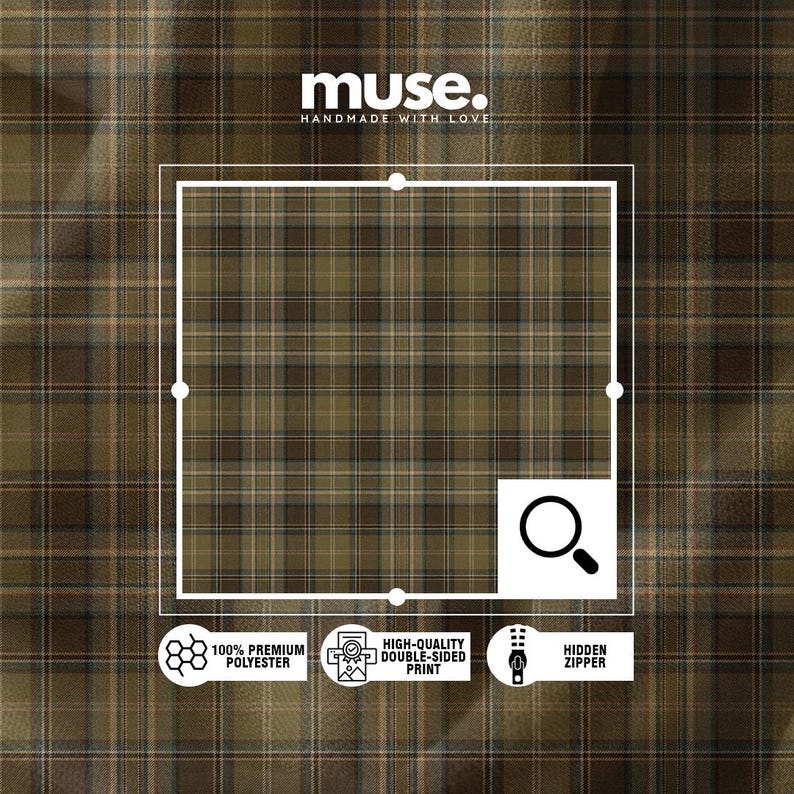 Puede incluir: Primer plano de una tela a cuadros en tonos marr&oacute;n, verde y beige. La tela est&aacute; etiquetada como 100% poli&eacute;ster premium, con una impresi&oacute;n de doble cara de alta calidad y una cremallera oculta. La marca "muse." se muestra en la parte superior.