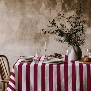 Può includere: Una tazza di ceramica bianca con un manico nero e la scritta "But First, Coffee" in nero, con un carattere a mano. La tazza è su una superficie bianca.