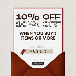 Puede incluir: Gr&aacute;fico promocional con fondo blanco y borde rojo. El texto dice "10% OFF" dos veces, seguido de "WHEN YOU BUY 3 ITEMS OR MORE". Incluye el texto "USE CODE: MUSE10" y un bot&oacute;n "SHOP NOW".