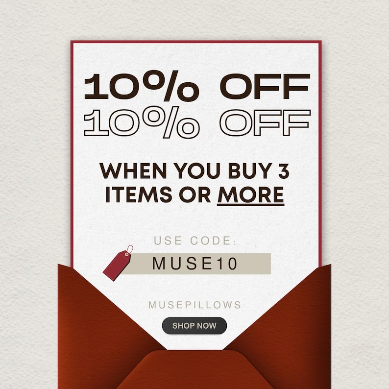 Puede incluir: Gr&aacute;fico promocional con fondo blanco y borde rojo. El texto dice "10% OFF" dos veces, seguido de "WHEN YOU BUY 3 ITEMS OR MORE". Incluye el texto "USE CODE: MUSE10" y un bot&oacute;n "SHOP NOW".