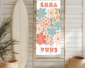 Personalisiertes Retro Blumen Strandtuch, individuelles Badehandtuch mit Namen für Urlaub, Mädelsausflug und Jungesellinnenabschiede