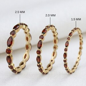 Delicado anillo de eternidad con granate / Anillo apilable con gemas marquesa y redonda / Anillo de promesa con la piedra natal de enero / Regalo de aniversario para él