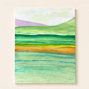 以下が含まれることがあります： 風景を描いた水平な色の帯が特徴の長方形の水彩画。淡い黄色の空を背景に、ライトグリーン、鮮やかなグリーン、オレンジ、紫色の丘の層で構成されており、隅には署名が記されている。