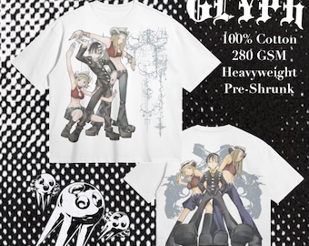 Op de afbeelding: Wit t-shirt met een afbeelding van drie anime-achtige personages. Het shirt heeft het woord "GLYPH" in een gotisch lettertype en de tekst "100% Katoen 280 GSM Heavyweight Voorgekrompen."