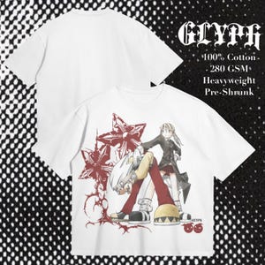 Puede incluir: Camiseta blanca con un gráfico de personajes de anime y estrellas rojas. La camiseta tiene la palabra "GLYPH" en una fuente estilizada. El texto en la camiseta dice "100% Algodón, 280 GSM, Heavyweight, Pre-Shrunk."