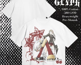 Op de afbeelding: Wit T-shirt met een afbeelding van anime-personages en rode sterren. Het shirt heeft het woord "GLYPH" in een gestileerd lettertype. De tekst op het shirt luidt "100% Katoen, 280 GSM, Heavyweight, Pre-Shrunk."