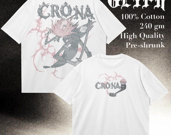 Op de afbeelding: Witte T-shirts met een grafisch ontwerp met het woord "CRONA" en een illustratie van een personage met een zwaard. De shirts tonen ook de tekst "GLYPH", "100% Katoen", "240 g", "Hoge Kwaliteit" en "Voorgekrompen".