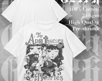Op de afbeelding: Een wit t-shirt met korte mouwen en een zwart-witte grafische print van personages uit The Apothecary Diaries. Het ontwerp op de voorzijde bevat de tekst The Apothecary Diaries en bloemmotieven. 100% katoen, 240 gm.