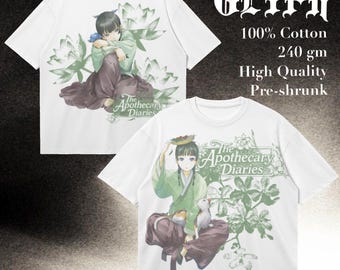 Op de afbeelding: Wit T-shirt met korte mouwen en een The Apothecary Diaries-afbeelding van een personage in groen en paars gewaad, bloemen en een kat. Tekst: GLYPH, 100% Cotton, 240 gm, High Quality, Pre-shrunk.