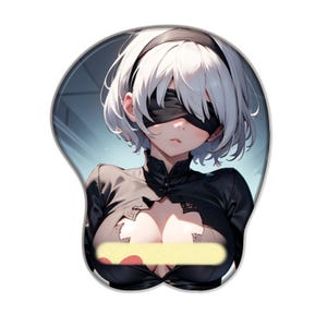 Peut inclure: Tapis de souris ergonomique avec un personnage de style anime aux cheveux blancs, un bandeau noir et une tenue noire. Le tapis de souris est doté d'un repose-poignet pour plus de confort. Le design est imprimé sur fond blanc.