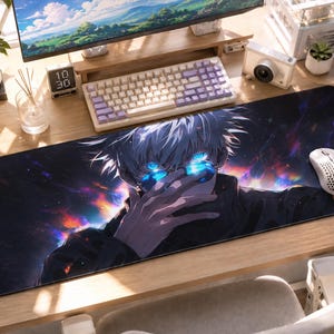 Op de afbeelding: Een rechthoekige muismat met een anime-illustratie van een personage met wit haar en helderblauwe ogen. De achtergrond is een donkere ruimtescène met kleurrijke nevels. Een witte muis ligt erop.