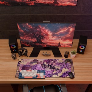 Może przedstawiać: Biały ceramiczny kubek z czarnym uchwytem i napisem "But First, Coffee" czarną, odręczną czcionką. Kubek stoi na białej powierzchni.