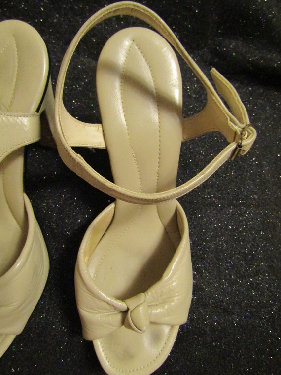 1940's/1950's BEIGE LEATHER Knotted Peep Toe Sand… - image 5