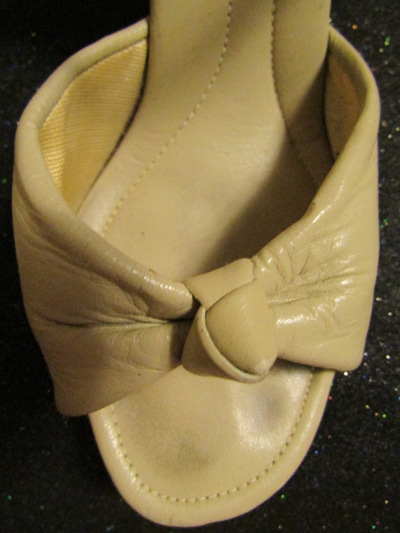 1940's/1950's BEIGE LEATHER Knotted Peep Toe Sand… - image 3