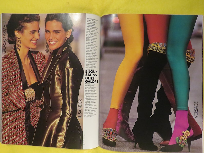 K&ouml;nnte beinhalten: Zwei Frauen tragen farbenfrohe Satinjacken. Die Frau links tr&auml;gt eine rot-schwarz gestreifte Jacke. Die Frau rechts tr&auml;gt eine goldene Satinjacke. Der Text "BIJOUX SATINS, GLITZ GALORE" ist im Bild sichtbar.