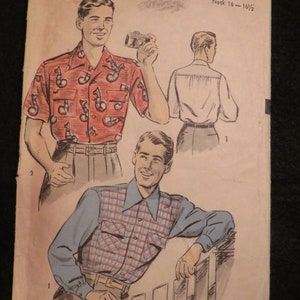 Puede incluir: Patrón de costura vintage para una camisa de hombre. El patrón es para una talla grande, con un cuello de 16 a 16 1/2 pulgadas. El patrón muestra tres estilos diferentes de camisas, incluyendo una camisa de estampado hawaiano, una camisa a cuadros y una camisa blanca lisa.