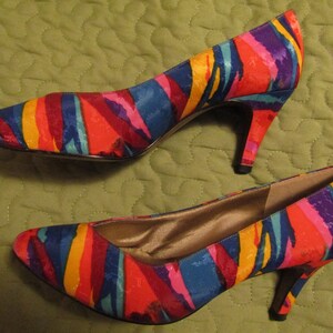 Vintage Ladies Bright MULTI-COLORED Fabric PUMPS by Life Stride----Size 7 B