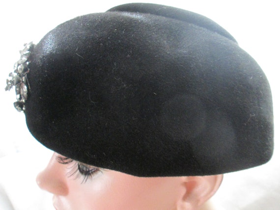 1950s' Ladies BLACK Wool FELT HAT With Front Broo… - image 3