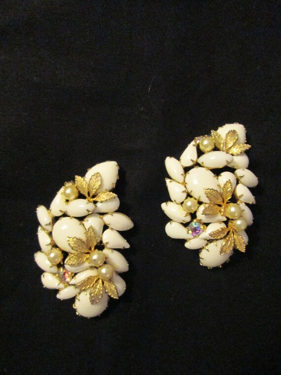 1950's Twin MILK-GLASS, White Pearls, Gold-tone L… - image 1