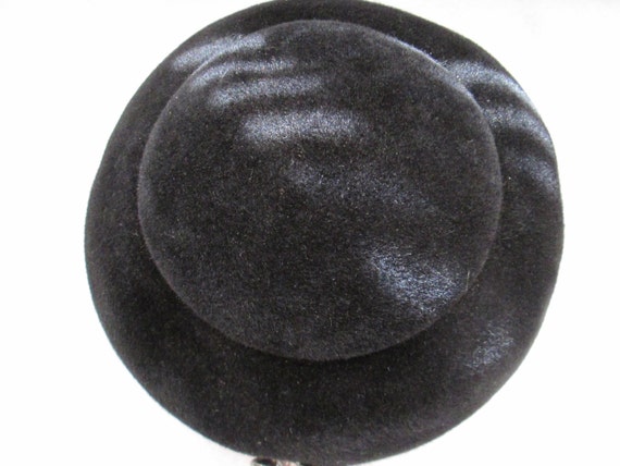 1950s' Ladies BLACK Wool FELT HAT With Front Broo… - image 5