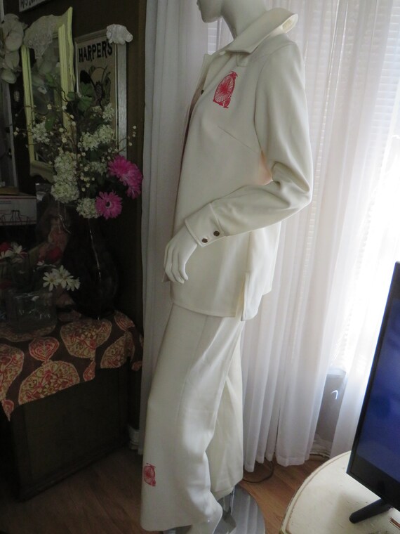 1970s' Ladies Off-WHITE  PANTSUIT With GRAPHIC Ar… - image 7