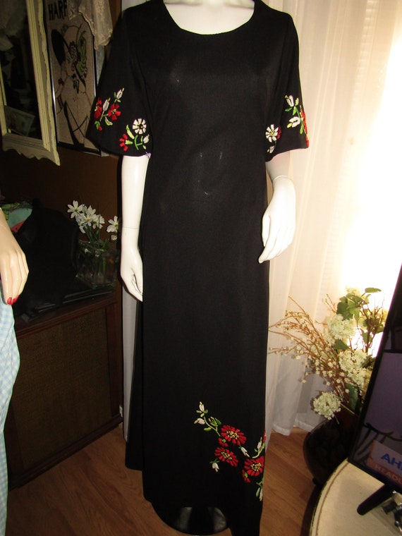 1960s'/1970s' BLACK/Stitched Floral Decor DRESS--… - image 2