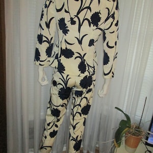 80's or 90's Ladies Black and Cream FLORAL PANTSUIT by MOSCHINOSize 6 image 3