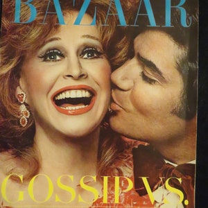 Könnte beinhalten: Ein Magazincover mit einer Frau mit roten Haaren und einem Mann, der sie auf die Wange küsst. Das Magazin heißt "Harper's Bazaar" und die Titelgeschichte lautet "Gossip vs. Privacy".