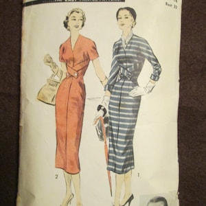 Op de afbeelding: Vintage naaipatroon voor een jurk, met twee vrouwen in jurken. Het patroon heet "Advance American Designer" en het nummer is 7840. De maat is 14, borstomvang 32.