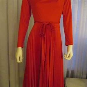 1970s&#39; SIGNOR of California Red PLEATED Skirt DRESS----Size 8 Petite