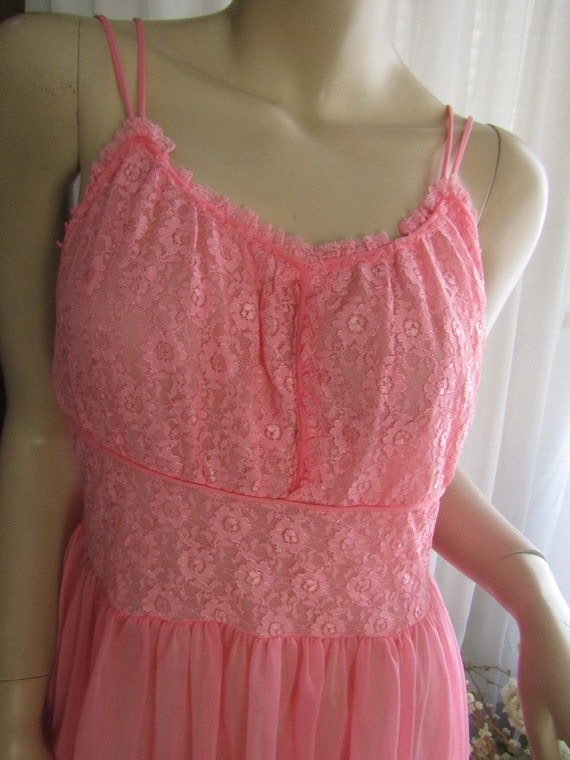 1950's/1960's Ladies PINK Nylon/LACE GOWN--- Size… - image 2